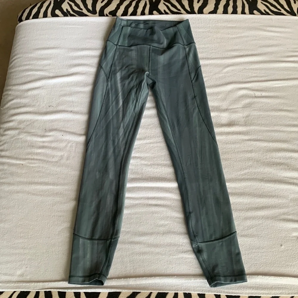 Lululemon In Movement Tight 25” Linear Spray Dye White Deep Ocean Leggings - Picture 2 of 6